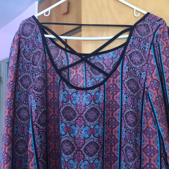 A colorful fun and flirty top - Picture 4 of 6